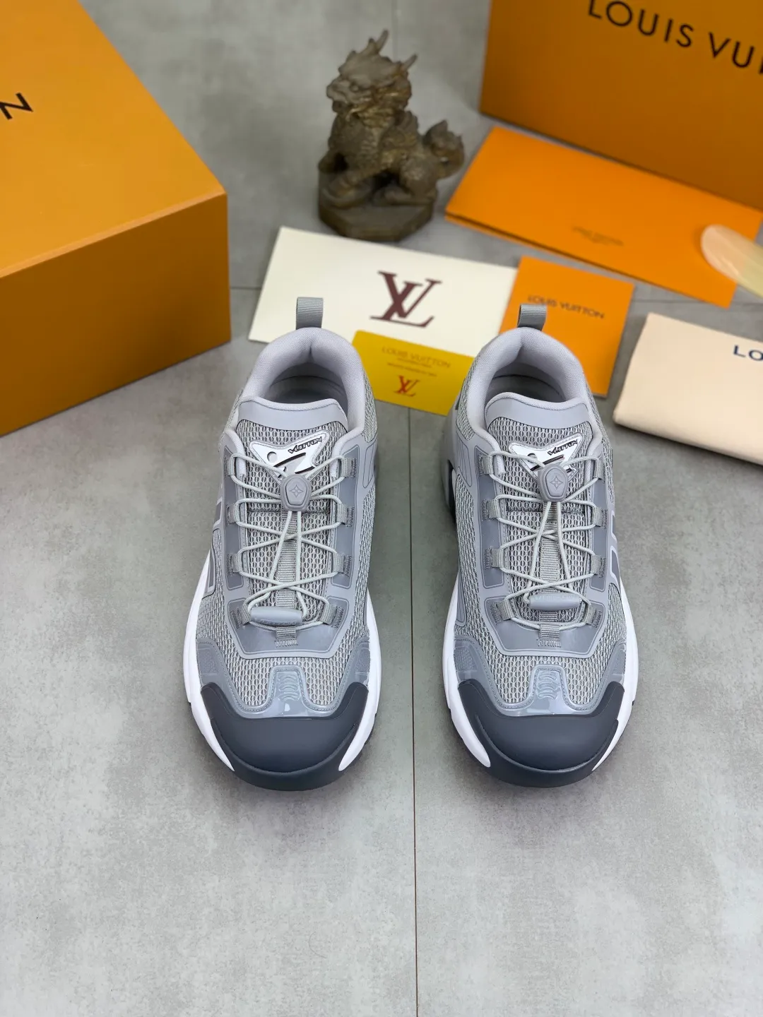Men's Men's Shoes💰P740 New High Version LV Louis Vuitton L Jialu Brand Runner Tatic Series Thick Sole Casual Sports Shoes Running Shoes Original Purchase Development Production This LV Runner Tatic sports shoe combines technical materials such as mesh fabric and ribbons to interpret the inspiration of traditional mountaineering shoes. LV letters are written on one side, the lariat buckle of the quick lacing system is embellished with Monogram flowers and Louis Vuitton logos, and the light and wear-resistant rubber outsole completes the whole package. The delivery counter is beautifully packaged🛍📦 ▪️Fabrics: Original imported custom technical fabric + mesh ▪️Inner lining: Original customized breathable mesh ▪️Sole: Original open-molded anti-slip rubber combination material ▪️Sole thickness: 4CM ▪️Size: Men's 39-44 (38 45 (customized)